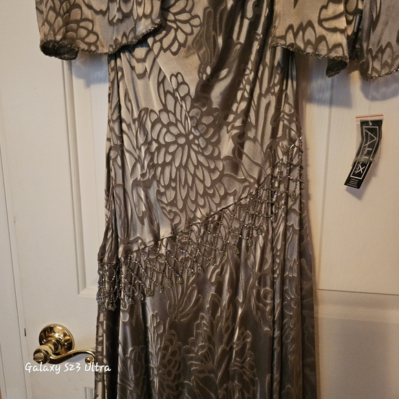 Lovely new evening gown - Picture 2 of 5